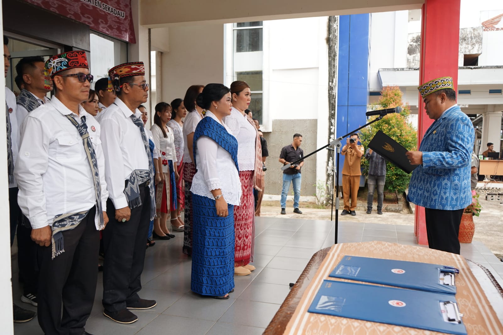Bupati Aron Lantik Pengurus Dekranasda Kabupaten Sekadau Masa Bakti 2025-2030